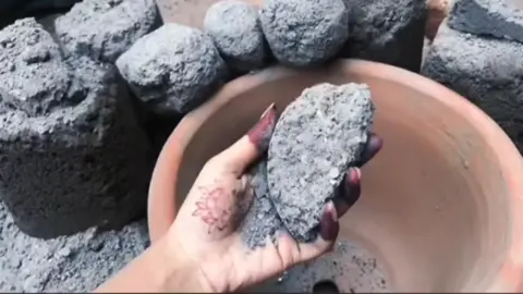 Gritty Black Dry Floor Crumbling #crumbing #asmrcrumbing 