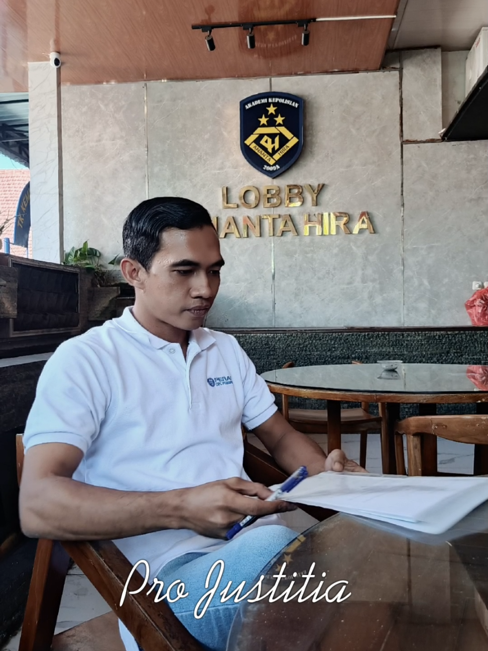 Tujuan utama pendampingan tersangka adalah melindungi dan memastikan hak-hak hukum tersangka tidak dilanggar selama proses hukum pidana berlangsung, memberikan pemahaman hukum, serta bertindak sebagai penyeimbang terhadap proses peradilan untuk mencegah kesewenangan dan guna menegakkan keadilan. ‎Pendampingan oleh pengacara dalam suatu proses peradilan pidana sangat penting bagi tersangka dan terdakwa karena seorang tersangka dan terdakwa meskipun kemerdekaannya dibatasi, mereka tetap memiliki hak yang melekat pada diri mereka dan harus dipenuhi. ‎Dalam KUHAP tersangka berhak mendapat bantuan hukum dari penasehat hukum dalam tiap pemeriksaan. Hal ini dituangkan dalam Pasal 54 KUHAP yang berbunyi, guna kepentingan pembelaan, tersangka atau terdakwa berhak mendapat bantuan hukum dari seorang atau lebih penasehat hukum selama dalam waktu dan pada setiap tingkat pemeriksaan menurut tata cara yang ditentukan dalam undang-undang ini. #pengacaraponorogo #advokatponorogo #hongkong🇮🇩🇭🇰 #taiwan🇹🇼 #capcut 