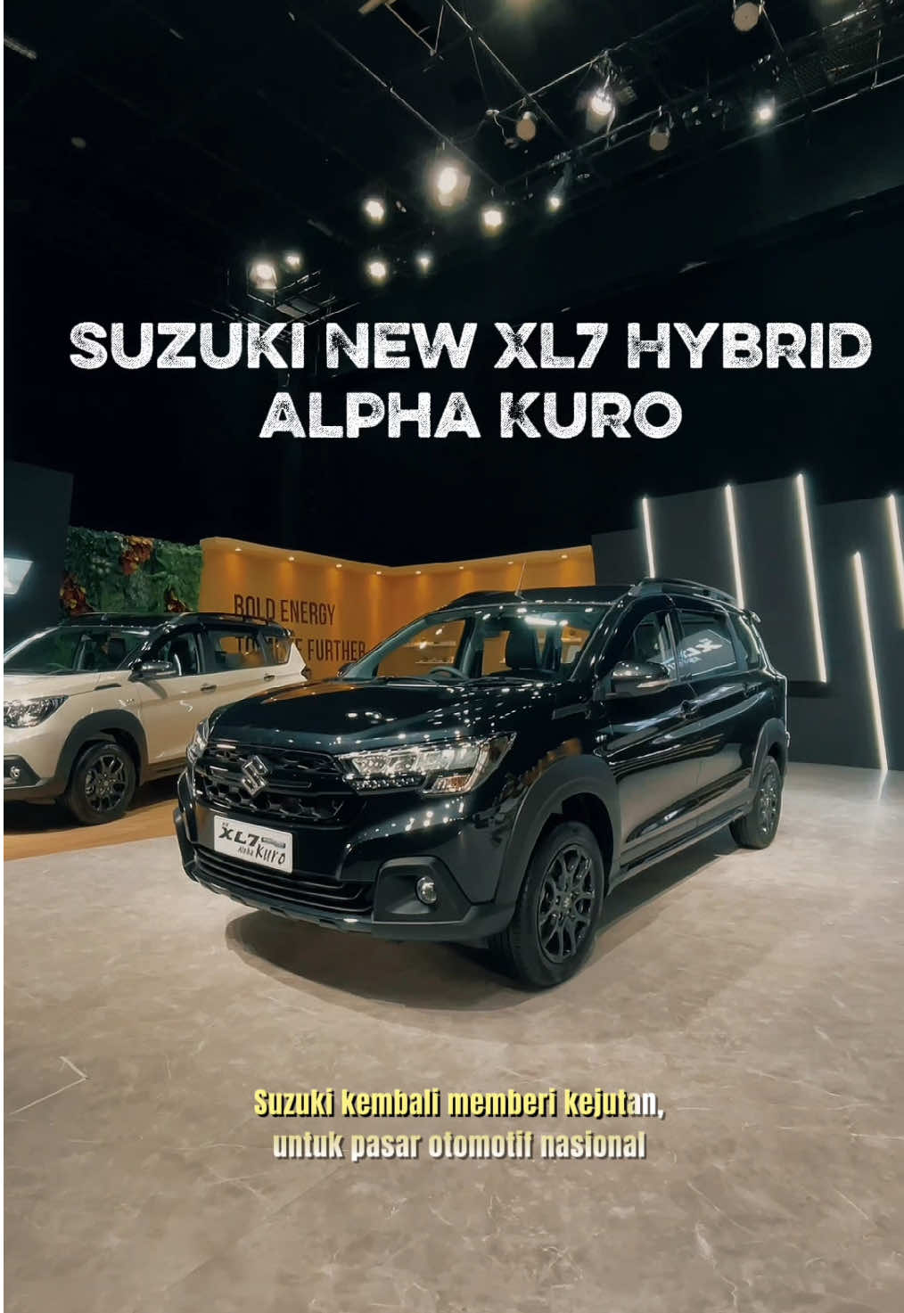 Suzuki New XL7 Hybrid Alpha Kuro memberi warna baru untuk konsumen di Indonesia. New XL7 Hybrid Alpha Kuro yang tampil ekslusif dan elegan. Menawarkan dominasi kelir hitam, New XL7 Hybrid Alpha Kuro sajikan ekslusifitas. Detail kelir hitam yang disajikan pada New XL7 Hybrid Alpha Kuro antara lain: 1. Head lamp dan rear lamp dalam balutan warna hitam.  2. Garnish bumper front and rear, roof rail, door handle set dan garnish side sill splash dengan lapisan hitam. 3. Black tailgate garnish, rear upper spoiler, dan emblem Alpha yang serba hitam. Soal harga mobil ini ramah di kantong, Sob! Tertarik? #suzuki #suzukixl7 #suzukinewxl7hybridalphakuro #xl7hybrid #Mobil    @Suzuki Indonesia 