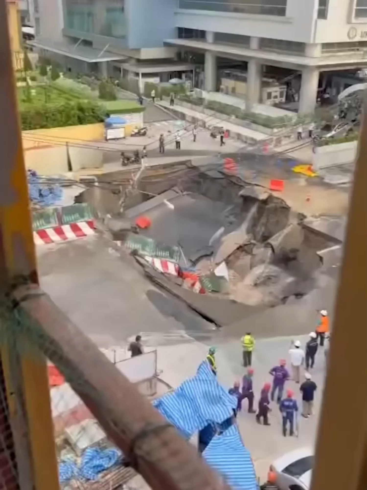 Hố sâu 50 m bất ngờ xuất hiện trên đường Samsen, Bangkok, nuốt trọn mặt đường cùng một số phương tiện, sáng 24/9. #vnexpress #tiktoknews #vnego #vne