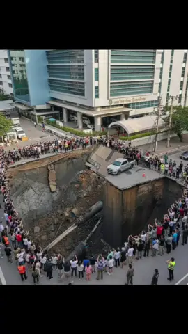 Breaking News: Road Collapse at Bangkok Wachira HospitalOn September 24th at 7:24 AM, a road in front of Waji Hospital in the Dusit district of Bangkok collapsed, with a large area affected. The local residents were brave enough to still go to the scene to take a look #thailandnews #bangkokthailand #besafe #fyp #news 