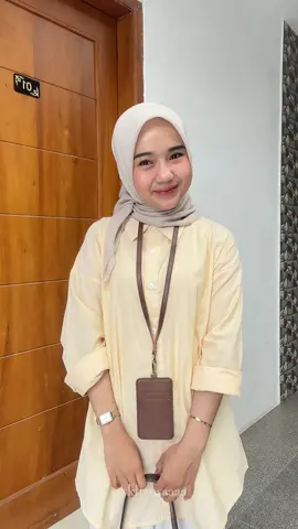 ga pernah bosen sama kemeja stripe @calamby.id 😍💛 #ootdhijab #outfitideas #kemeja #kemejastripe #petitefashion 