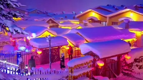 ฤดูหนาวที่ “หมู่บ้านหิมะ” ทางภาคตะวันออกเฉียงเหนือของจีน ราวกับก้าวเข้าสู่โลกเทพนิยายในชั่วข้ามคืน หิมะหนาทับถมจนกระท่อมไม้ดูเหมือนเค้กโรยน้ำตาล เกล็ดน้ำแข็งที่ปลายชายคาส่องประกายระยิบระยับยามต้องแสงแดด ตอนกลางวันคุณสามารถเล่นปาหิมะ ปั้นตุ๊กตาหิมะ ขี่สโนว์โมบิลตะลุยไปบนทุ่งหิมะ สัมผัสความสนุกของฤดูหนาวอย่างแท้จริง พอค่ำลง โคมแดงสว่างไสวไปทั่วหมู่บ้าน บ้านไม้ใต้แสงไฟอบอุ่นราวกับเมืองหิมะในนิทาน ที่นี่มีทั้งกิจกรรมหิมะสุดมันส์ และบรรยากาศยามค่ำคืนที่โรแมนติกจนคุณไม่อยากกลับ ทริป 7 วัน 6 คืน ราคาเพียง 28,000 บาทเท่านั้น! ราคาดีขนาดนี้ ถ้าไม่มาสักครั้ง ต้องเสียดายแน่นอน!#chinatravel #China #Travel #tiktok #trip #traveltiktok #chinatrip #chinatiktok #ฮาร์บิน #tiktokindia 