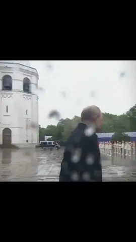 Người ta thường nói, sau lưng một người đàn ông thành công luôn có bóng dáng của một người phụ nữ âm thầm cổ vũ, sẻ chia. Nhưng với Putin thì khác, sau lưng anh ấy là cả một nước Nga vĩ đại. Trước ánh mắt công chúng, anh ấy luôn xuất hiện với tinh thần mạnh mẽ, quyết đoán, bản lĩnh. Hiếm ai nhìn thấy ở anh ấy những phút giây yếu lòng, những nỗi buồn thầm kín hay sự cô đơn trống trải. Thế nhưng, sau những ngày làm việc dài căng thẳng, sau những phút giây rực rỡ trên chính trường, anh ấy trở về với căn nhà vắng lặng, nơi chỉ còn lại một mình. Anh ấy tự gánh vác, tự lo toan, tự làm tất cả mọi thứ. Một con người dũng cảm đến mức có thể đối diện với thế giới, nhưng vẫn không thể trốn thoát khỏi nỗi cô đơn âm thầm bủa vây. Bề ngoài, người ta thấy anh ấy mạnh mẽ, kiên định, nhưng ẩn sâu trong trái tim lại là khoảng trống của một mái ấm, một gia đình, một hạnh phúc giản đơn mà đôi khi anh ấy chẳng thể chạm tới. Có lẽ đó mới chính là nỗi niềm lặng lẽ và cô đơn nhất trong cuộc đời của một người đàn ông vĩ đại.☺️ #vladimirputin #Putin #ВладимирПутин #путин #fyppppppppppppppppppppppp 