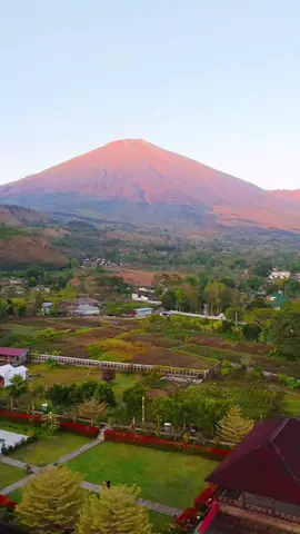 Gunung Rinjani adalah gunung berapi aktif yang terletak di Pulau Lombok, Dengan ketinggian 3.726 mdpl, Rinjani merupakan gunung berapi tertinggi kedua di Indonesia, skaligus menjadi salah satu destinasi wisata favorit pendakian.  #lombok #sembalun #rinjani #djineo #dji 
