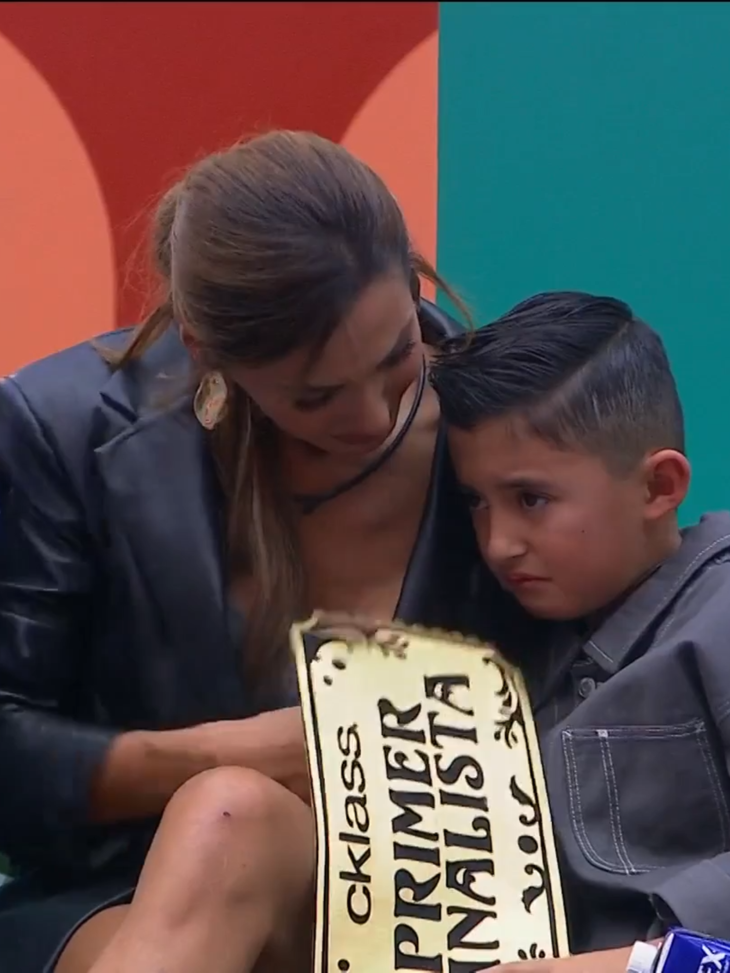 @marcontrerasof y sus hijos se abrazan y rompen en llanto tras reencontrase en la casa.  Si quieres ver el momento COMPLETO, suscríbete ya a @vix y no te pierdas de nada con el 24/7 🔥 #LaCasaDeLosFamososMx, rumbo a la final, disponible también en #LasEstrellas y #Canal5.