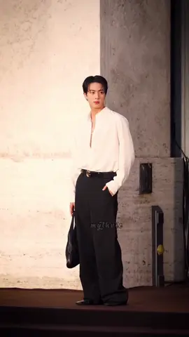 pesona WWH yang tak pernah gagal,, ditambah pake belahan dada.. kan jadi pengen nduseel 😌 #BTS #jin #milanfashionweek2025 
