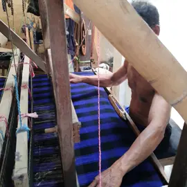 alhamdulillah..proses tenun sarung goyor motif kotak2 manggisan warna hitam - navy sudah dimulai.. monggo2 open order