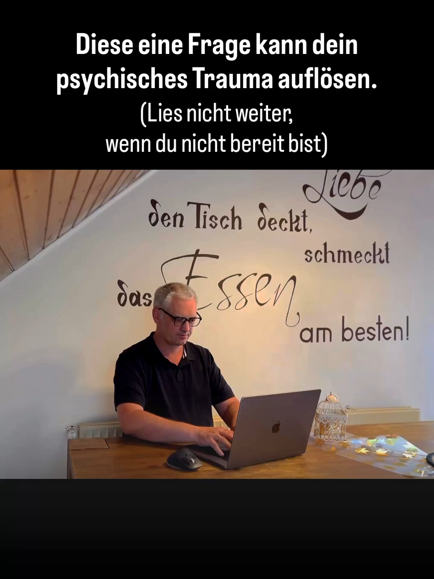 💭 Diese Frage klingt harmlos: „Was bekomme ich eigentlich von meinem Problem?“ Doch sie ist gefährlich – weil sie das ganze Opfer-Mindset zerbricht. Statt wie gewohnt zu denken „Warum geht es mir schlecht?“ wirst du plötzlich damit konfrontiert, dass ein Teil deiner Psyche heimlich im Schmerz bleiben will. Denn: In der Angst steckt Struktur. In der Erschöpfung ein Vorwand, nichts verändern zu müssen. In der Verletzung ein Weg, Aufmerksamkeit, Vergebung, Rechtfertigung zu erhalten. Manche Wunden lassen sich nicht durch Worte heilen, solange der verborgene Nutzen des Symptoms nicht sichtbar wird. Sprichst du ihn laut aus – etwa „Ich bleibe in meiner Traurigkeit, weil ich Angst vor Konkurrenz habe“ oder „Ich halte an meinem Groll fest, weil ich mich sonst leer fühle“ – dann stürzt deine ganze emotionale Identität ein.  ⚡ In der Praxis gab es Momente, in denen Menschen nach dieser Frage in Schock fielen: Panik, Tränen, Schlaflosigkeit. Denn das Gehirn ist nicht darauf vorbereitet, zu erkennen, dass es selbst mit dem Schmerz kooperiert – um im alten Leben zu überleben. Besonders, wenn das ganze Selbstbild darauf aufgebaut ist: „Ich bin arm, aber gut.“, „Ich leide, aber man hat Mitleid mit mir.“ 🔥 Die Wahrheit ist radikal: Dein Symptom ist kein Fehler, sondern eine Strategie. – Du „findest dich nicht“, weil du sonst eingestehen müsstest, dass niemand dich aufhält. – Du „kannst nicht vergeben“, weil du sonst Macht verlierst. – Du „sorgst dich um andere“, damit du dich nicht um dich kümmern musst. Dein Kopf wird alles tun, um diese Frage zu vermeiden – weil sie die ganze Logik deiner Welt zerstört. ✨ Wage es: Schau auf das, was dich an dir selbst nervt – Angst, Prokrastination, Gewicht, Apathie – und frag dich: Was gibt mir das, das ich nicht loslassen will?  Wenn Wut oder Leere kommt, hast du die Wahrheit getroffen. Genau dort liegt der Ausgang. Und er ist unbequem. Denn Befreiung bedeutet, die Illusionen zu zerstören, auf denen du stehst. ❓Also: Willst du dein Symptom loswerden – oder verstehen, warum du es festhältst? Schick diesen Post der Person, die das gerade hören muss. Und speichere ihn für dich