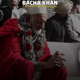 د عدمِ تشدد د فلسفې پۀ حقله مولانا ابوالکلام ازاد پۀ خپل يو تقرير کښې وئيلي دي چې: ما د باچا خان نه پوښتنه وکړه، چې تا د عدمِ تشدد فلسفه د ګاندهي جي نه زده کړه، نو باچا خان راته ووئيل چې نه! دا فلسفه ما د اسلام نه زده کړې ده . باچا خان پۀ عدمِ تشدد څومره کلک ولاړ ؤ او ګاندهي جي د عدمِ تشدد فلسفه څومره خپله کړې وه، د دې خبرې ثبوت مونږ ته د فېصل فاران پۀ هغه سريزه کښې چې د “فخر افغان ځانګړنې” پۀ کتاب ئې ليکلې ده، ښۀ څرګندېدے شي، هغه ليکي: هسې خو ګاندهي جي د دې دومره منونکے ؤ چې خبرو کښې به ئې هم د سختو ټکو پکارونه د تشدد عمل ګڼلو خو چې کله دوېم نړيوال لام راغلو نو د مسلم ليګ، کميونسټ پارټۍ اف انډيا سره کانګرس هم د انګرېزي استعمار د مرستې اعلان وکړو، يواځې باچا خان ؤ چې صفا ئې ووې چې دا زما د مفکورې عدم تشدد اپوټه ده او د انګرېز د ملاتړ نه ئې ځان وژغورلو  علي خان مسيد پۀ خپله يوه ليکنه “باچا خان او عدمِ تشدد” کښې د ګاندهي جي او د باچا خان د عدمِ تشدد بېلتون پۀ دې ټکو کښې کړے دے: د باچا خان او ګاندهي جي د عدمِ تشدد پۀ فلسفه کښې جوت فرق ؤ. بابا د عدمِ تشدد پۀ ذریعه د پښتون قام تشدد ورک کولو هڅې کولې، خپله ټولنه ئې اصلاح او رغوله، پښتون ملت ئې د تشدد پسندۍ نه خلاصولو، تر څو د پښتنو د بې علمۍ، غربت او پسمانده ګۍ علاج وکړي او ټولنه اصلاح کړي. مګر ګاندهي جي د عدم تشدد فلسفه د یوې سیاسي ٰالې Political Instrument پۀ طور استعمالوله، تر څو پېرنګیان اړ کړي چې هندوستان پرېږدي، چې د هند ٰازادي ئې پۀ جوته سره د عدمِ تشدد پر بنسټ وګټله، دۀ د عدم تشدد نه هغه کار واخيست، چې نورو قامونو د تشدد کولو پۀ ذریعه د ٰازادۍ مبارزې کولې. ګاندهي جي هندي ټولنه روغه او اصلاح نۀ کړه، هم دغه سبب شو چې د هند د ٰازادۍ نه پس ګاندهي جي پۀ خپله د تشدد ښکار شو او باچا خان پۀ خپل مرګ مړ شو. ~𝘼𝙠 #akmalmkhan 
