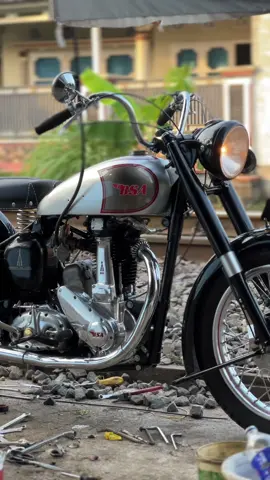 Selamat siang ❤️‍🔥 Masih on progres restorasi BSA ZB33 500cc dengan rigid frame #bsa #birminghamsmallarms #bsazb33 