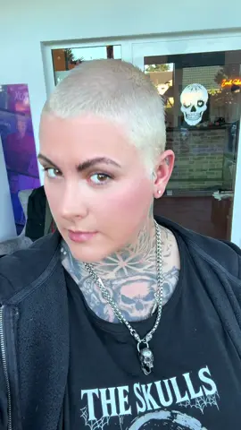 Haare färben 🫢 Mag den Toner echt gerne. Der ist wirklich richtig stark! 😇 #diyhair #hairdye #blonde