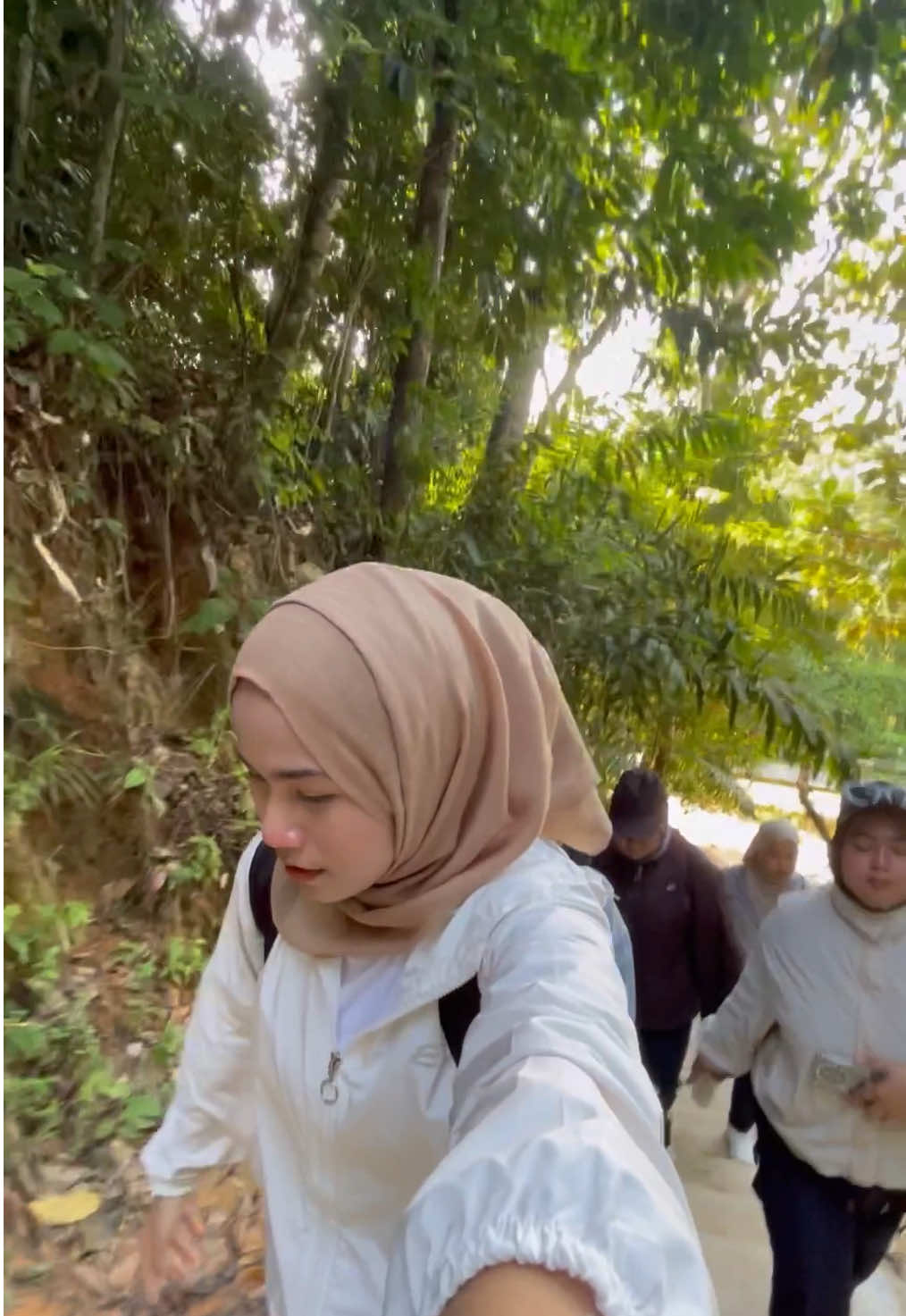 📍Lata Puteh | 560MDPL, firsttt track dia agak mencabar walaupun dalam 15-20 minit ja boleh sampai sesuai ja untuk beginner tapi extreme sikit, yang penting view dia sangat memuaskan, insyaallah i will repeat dan dekat situ ada juai kopi mengopi dia bukak hari jumaat - selasa so geng boleh tryy!! apa apa pun memang bestt #Hiking #lataputeh #waterfall 