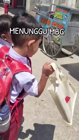moment anak-anak sekolah dasar menunggu MBG datang. Dan seseorang yang mendapatkan gaji Dari bekerja nyuci tray MBG, Program ini sudah memberikan lapangan kerja untuk masyarakat, membantu memperbaiki gizi anak, untuk dapur MBG yang menyebabkan keracunan kemarin sudah diselidiki dan sudah disegel, ulah oknum tidak bertanggung jawab, untuk yg MBG basi petugasnya diberikan penyuluhan agar tidak terjadi lagi, karena mereka membuat makanan dini hari Dan sewaktu Masih panas lgsg dipacking jadi basi. #indonesia🇮🇩 #indonesiamaju #indonesiacerah #mbg #fyp 