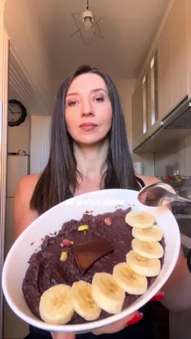 Mengjesi: 30g protein/ 350cal/ 8g fiber 🤓pa protein pluhur - 200g te bardha veze - 1 gote uje - 40g tershere - 5g cacao - 2 pika embelsues I trazoni per disa minuta ne tenxhere ne flak te ulet, derisa masa te trashet, dekori: - 60g banane - 5g coko e zeze #fyp #dobesim #healthyrecipes #healthybydori #healthybyzysha 