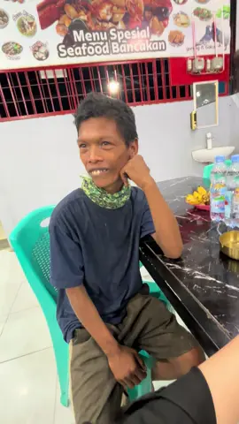 Pertama kali tb di kendari  langsung disamperin rizal pas drumah makan rindu katanya😂🤭 #rizal #rizalkajarta #rizalkajartanihboss😎😅😅 #kendari 