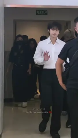Cat is so gorgeous!! #文俊辉 #BrandAmbassadorJunhui #bobbibrown #wenjunhui #준 