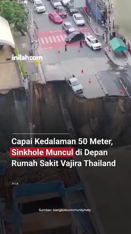 Sebuah video menampilkan sebagian jalan di depan Rumah Sakit Vajira, distrik Dusit, Bangkok, Thailand, amblas pada Rabu (24/9/2025). Akibat kejadian ini, lalu lintas terganggu lalu lintas, infrastruktur rusak dan memicu evakuasi di daerah sekitarnya, dikutip dari laman AP News. Dalam video terlihat permukaan jalan perlahan amblas, merobohkan beberapa tiang listrik dan merusak pipa air. Mobil-mobil berusaha mundur saat lubang semakin besar dan memutus jalan empat jalur sepenuhnya. Salah satu tepi lubang berhenti tepat di depan sebuah kantor polisi, memperlihatkan struktur bawah tanahnya. Sebuah rumah sakit terdekat mengatakan akan menutup layanan rawat jalan selama dua hari. Pejabat kota Bangkok mengatakan struktur rumah sakit tidak terdampak, tetapiorang-orang diperintahkan untuk dievakuasi dari kantor polisi dan bangunan lain di dekatnya. Meskipun tidak ada korban jiwa, Gubernur Bangkok, Chadchart Sittipun, mengungkapkan tiga kendaraan rusak akibat runtuhan tersebut. la mengatakan para pejabat yakin keruntuhan tersebut disebabkan oleh pembangunan stasiun kereta bawah tanah yang sedang berlangsung. Selengkapnya kunjungi website dengan klik link di bio atau download aplikasi di AppStore dan Google Play Store. #InilahNews #Sinkhole #Bangkok #Thailand #Rumah Sakit