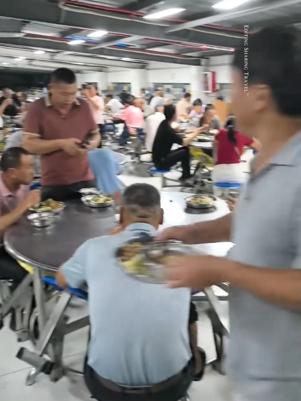 These days, Shenzhen has activated 865 typhoon shelters. Provide free services such as water, electricity, food, air conditioning, and get accommodation.