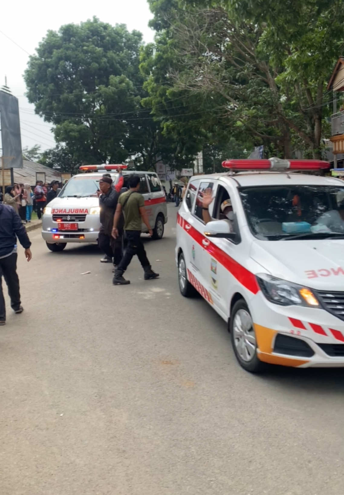 Kejadian Luar Biasa (KLB) keracunan Makan Bergizi Gratis (MBG) yang kedua kali nya di wilayah cipongkor Kabupaten Bandung Barat #keracunan #cipongkor #ambulan #makanbergizigratis #fyp 