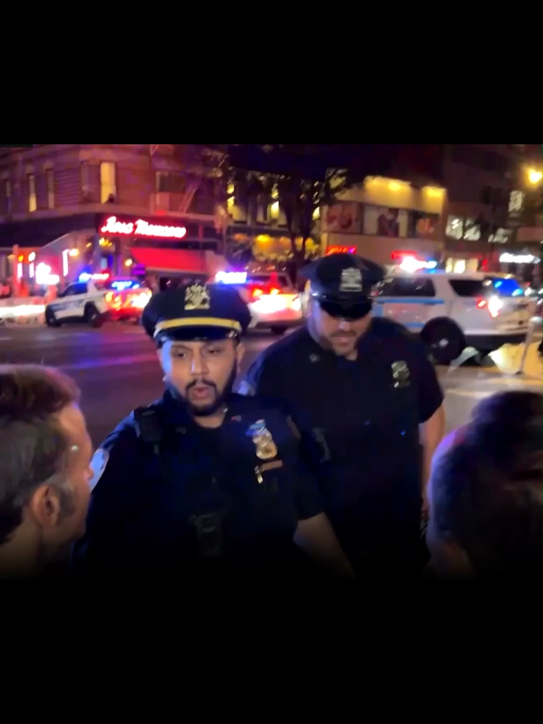 Mới đây, trên đường rời Liên hợp quốc ở New York, đoàn xe của Tổng thống Pháp Emmanuel Macron bị cảnh sát chặn lại để nhường đường cho đoàn xe của Tổng thống Mỹ Donald Trump. Ông Macron phải xuống xe và gọi điện cho ông Trump, hài hước nói rằng “mọi thứ đều bị phong tỏa vì ông”. Sau đó, ông Macron tiếp tục đi bộ khoảng 30 phút cùng lực lượng an ninh để tới lãnh sự quán Pháp. Sự việc gây chú ý vì hiếm khi một nguyên thủ quốc gia lại bị “kẹt xe” ngay giữa New York theo cách đặc biệt như vậy. #tongthongphap #tongthongphapmacron #emmanuelmacron #macron #trump #donaldtrump #usa #usapresident #newyorkcity #lienhopquoc #unitednations #xuhuongtiktok #xuhuong2025 #tiktok2025