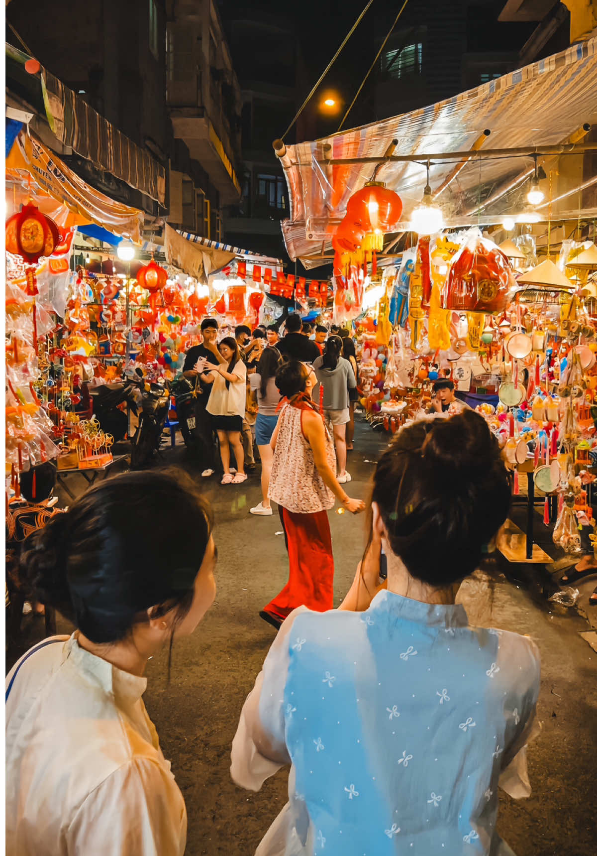 Every Mid-Autumn, this street lights up with lanterns, street food and people out enjoying the festive vibes. It’s where you can really feel the Mid-Autumn spirit in Saigon. Have you been here before? 📍Luong Nhu Hoc street, Ho Chi Minh City. 👉🏻 Follow me for more beautiful moments of Vietnam 🇻🇳 ___________________ #lantern #luongnhuhoc #trungthu #midautumnfestival #tettrungthu #hochiminhcity #vietnamtrip #visitvietnam #vietnamtravel #vietnam 