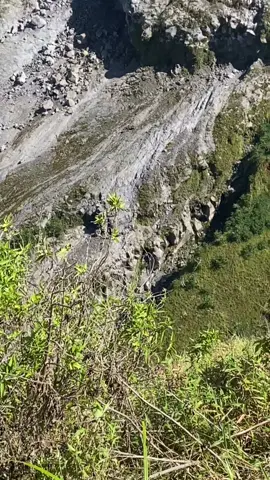 “Merapi tak pernah ingkar janji” keberuntungan yang ke dua kalinya samapai lokasi cerah banget #merapi #haiking #mt #nature #fyp 