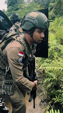 pada tanggal 22 september 2025 di YAHUKIMO,PAPUA PEGUNUNGAN.terjadi kontak tembak antara KELOMPOK KRIMINAL BERSENJATA (KKB) dan ANGGOTA KEPOLISIAN yang akan melakukan evakuasi terhadap korban pembunuhan(pendulang emas) yang dilakukan KKB. Meski tantangan berat,aparat KEPOLISIAN terus berupaya melakukan evakuasi. #papuadamai #polriuntukindonesia 