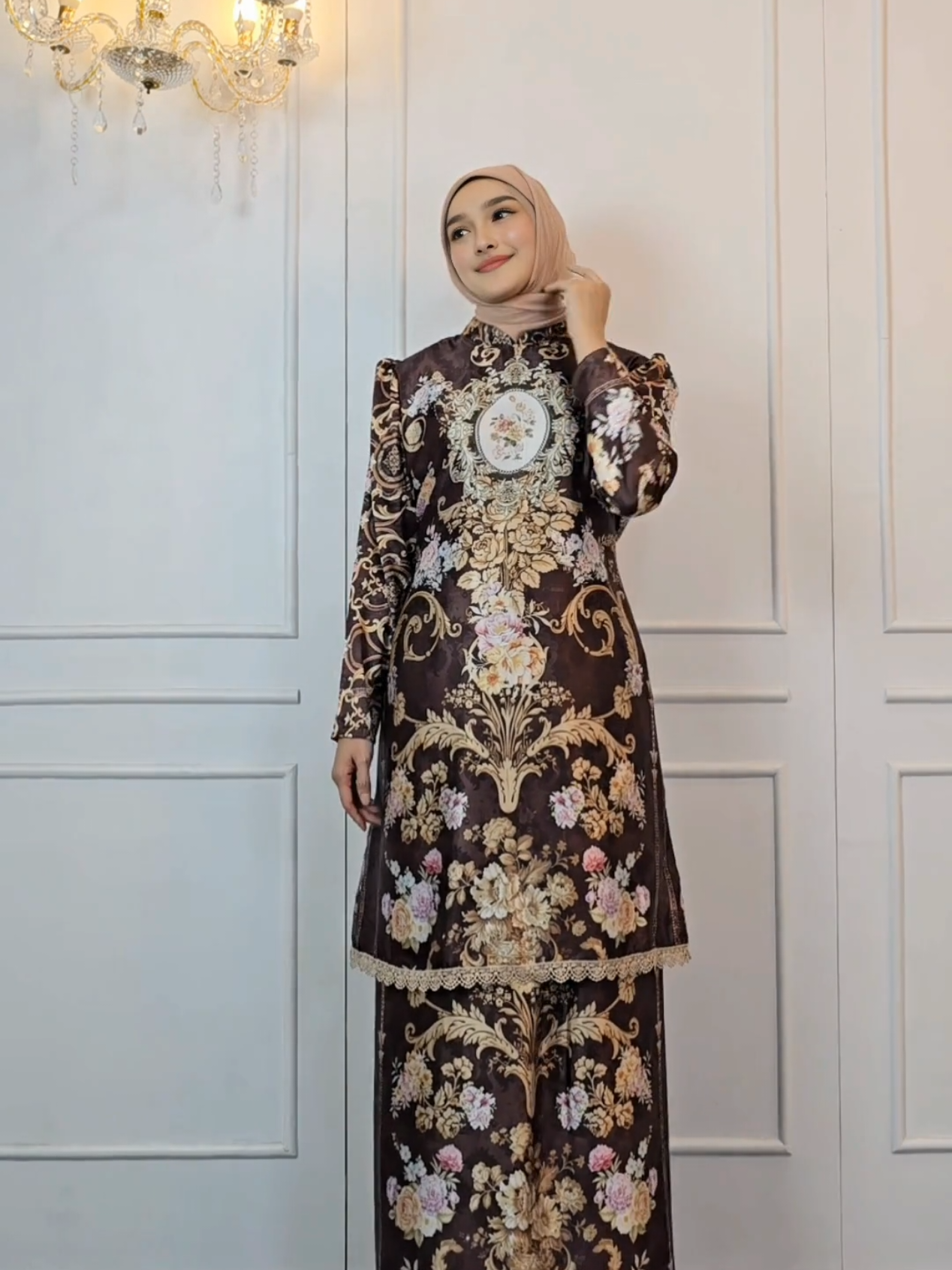 bunda sygku !! ini nih set malay Lesultan yang bikin aura bu hj sultan mu menyala membahana beb!!! gaya kurung melayu yg kalem tapi motifnya SULTAN menjerit kencaaang bebku #setmalaysia #setelankurung  #kurungmelayu #settunik #setkurung 