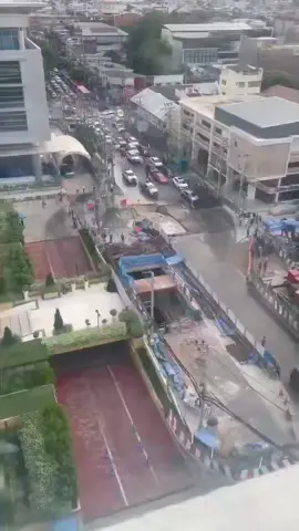 คลิปเหตุการณ์ ถนนยุบตัว หน้าโรงบาล วชิระ #เกิดเหตุถนนทรุดตัว #ข่าวด่วนล่าสุด #ข่าววันนี้ #ข่าวล่าสุดวันนี้ 