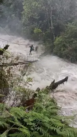 Detik-detik seseorang nekat menyeberangi sebuah jembatan dengan arus yang deras  #fyp #viral #trending 