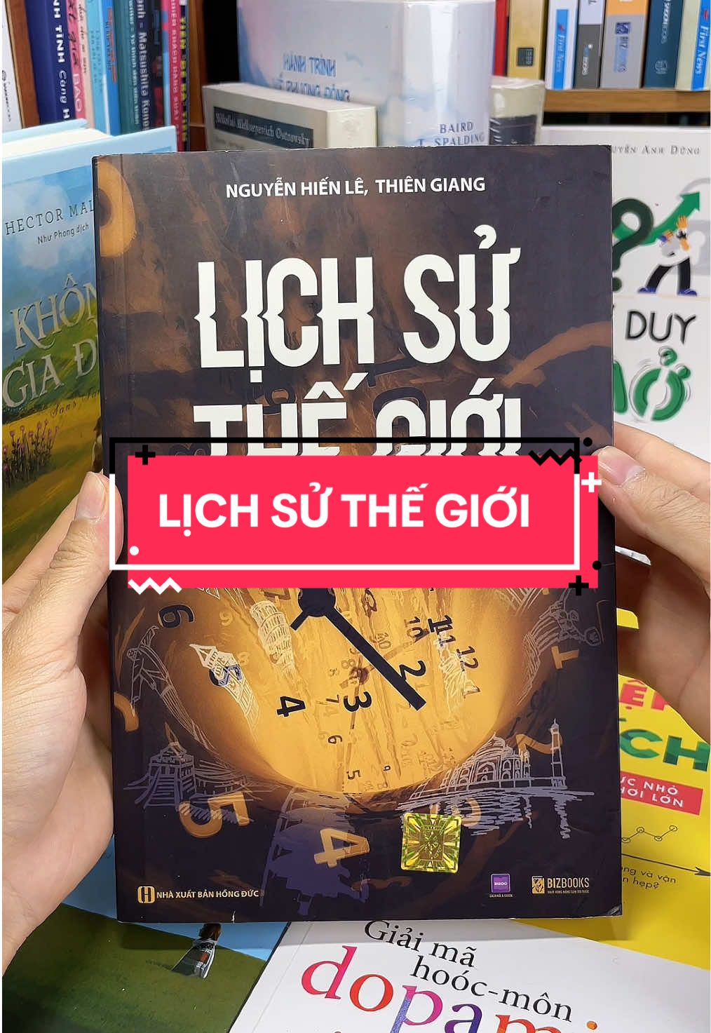Lịch Sử Thế Giới – Bức Tranh Hùng Vĩ Về Hành Trình Của Nhân Loại. Bạn có bao giờ tự hỏi: loài người đã đi qua những bước ngoặt nào để có một thế giới như hôm nay? Cuốn sách “Lịch Sử Thế Giới” sẽ dẫn bạn ngược dòng thời gian, từ những nền văn minh cổ đại rực rỡ, những cuộc chinh phạt, cách mạng, đến những phát minh thay đổi toàn cầu. Mỗi trang sách là một cánh cửa mở ra: 	•	Sự ra đời và sụp đổ của các đế chế hùng mạnh. 	•	Những biến cố và chiến tranh quyết định vận mệnh nhân loại. 	•	Những tư tưởng và khám phá vĩ đại đã định hình xã hội hiện đại. Nếu bạn muốn có một cái nhìn toàn cảnh, mạch lạc và sinh động về lịch sử thế giới, thì đây chính là cuốn sách không thể bỏ qua.#tiemsachbinhyen #sach #sachhay #BookTok #lichsuthegioi 