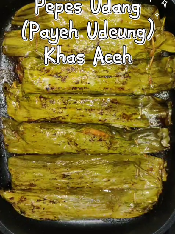 Pepes Udang (Payeh Udeung) Khas Aceh Bahan: - Udang 500 gram - Daun pisang untuk membungkus Bumbu halus: - 25 cabe rawit (sesuai selera) - 6 cabe merah keriting (optional) - 7 siung bawang merah - 3 siung bawang putih - 20 asam Sunti (ukuran sedang) atau sesuai selera - Kunyit - Ketumbar - Jahe Bumbu rajang: - 5 buah cabe hijau  - 10 lembar daun jeruk - 1 btg serei - 4 siung bawang merah (goreng hingga kecoklatan) - 1 tangkai daun kari (tidak dirajang) Caranya cek video ya #masukberanda #masakanrumahan #pepesudang #khasaceh #fyp 