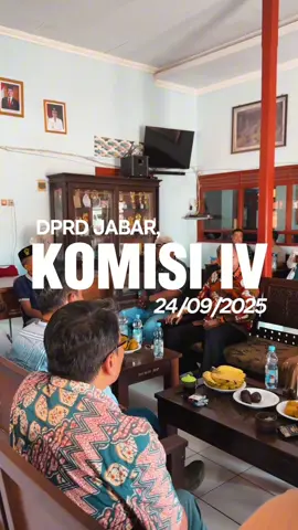 Kabupaten Cirebon - Anggota Komisi IV DPRD Provinsi Jawa Barat melakukan Kunjungan Kerja ke Kabupaten/Kota Cirebon dalam rangka meninjau Rumah Layak Huni (RUTILAHU) yang berada di wilayah kerja Dinas Perumahan dan Permukiman Provinsi Jawa Barat.  Kunjungan ini bertujuan untuk memastikan program RUTILAHU dapat berjalan dengan baik, tepat sasaran, serta benar-benar memberikan manfaat bagi masyarakat yang membutuhkan. Melalui pengawasan ini, DPRD Jabar berharap dukungan pemerintah terhadap peningkatan kualitas hunian masyarakat dapat terus ditingkatkan demi kesejahteraan warga Jawa Barat. Rabu, (24/09/2025).