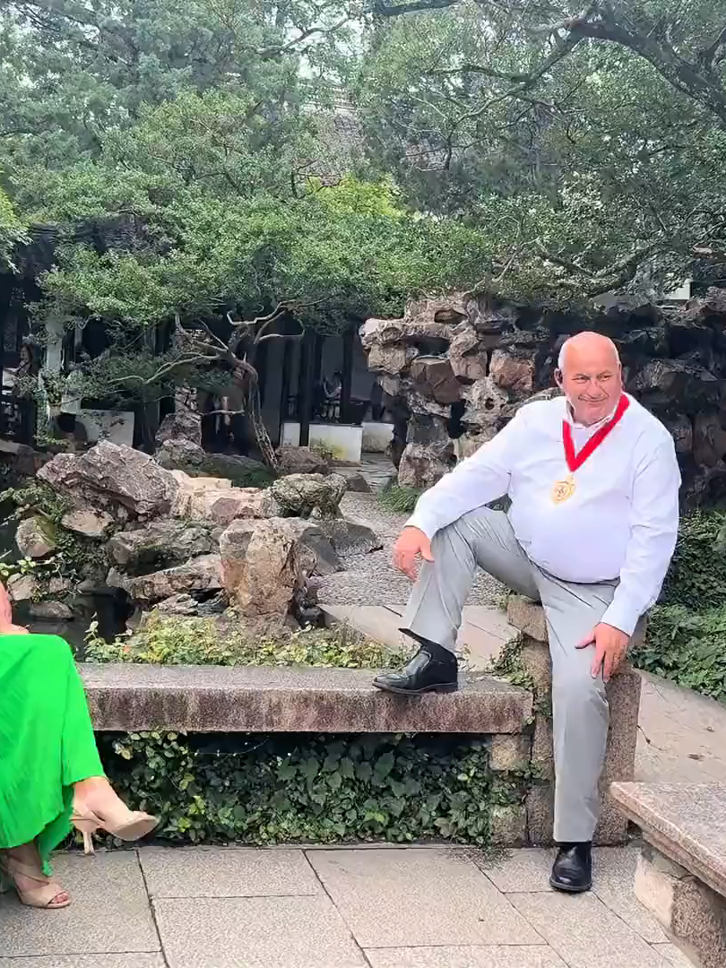 Mayor of York Martin Rowley was in China recently, bringing fresh energy to China-UK local exchanges. His delegation visited the Humble Administrator's Garden, local schools and historic districts in Suzhou, deepening mutual understanding and paving the way for future cooperation. #ChinaUK #York #Suzhou