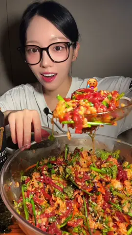 대야에 푸짐하게 때려넣은 육회비빔밥에 캔맥주까지...🔥 하루의 마무리는 이것만한게 없지🥹묵은 피로 싹 날아감ㅋㅋㅋ #먹방 #육회비빔밥 #캔맥주 #eating #mukbang 