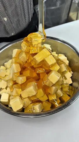 背徳感120%のハニーバターチョコパン🍞🍯 チョコハニーバターキューブパン480円 バターを大量に溶かしてそこにチョコパンを贅沢に漬け込み焼いているので背徳感溢れるショコラパンです！ 中のクリームはザクザクチョコ＆ホイップ、カスタード&ホイップ、チョコクリームの3種類があります！ 🍚店名: KOGAWAYA 住所: 福岡県福岡市城南区長尾5丁目3 1-5 最寄駅: 六本松駅から徒歩15分 営業時間: 11:00〜18:00 定休日：月曜日 #福岡グルメ#Japanesefood#tiktokfood