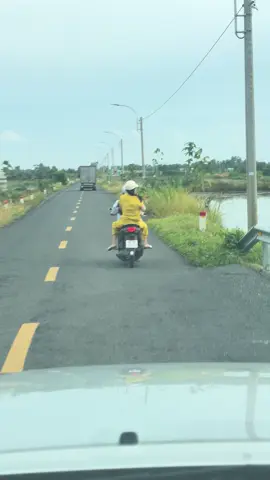 Chạy theo hoài mà không giám hỏi làm quen