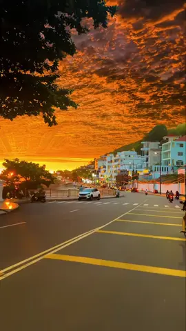 Hoàng hôn là thứ gì đó đẹp đẽ đến lạ mà ta chỉ nhìn từ xa và không thể chạm vào . Càng tới gần vẻ đẹp ấy ta càng bị thiêu đốt đến nát lòng