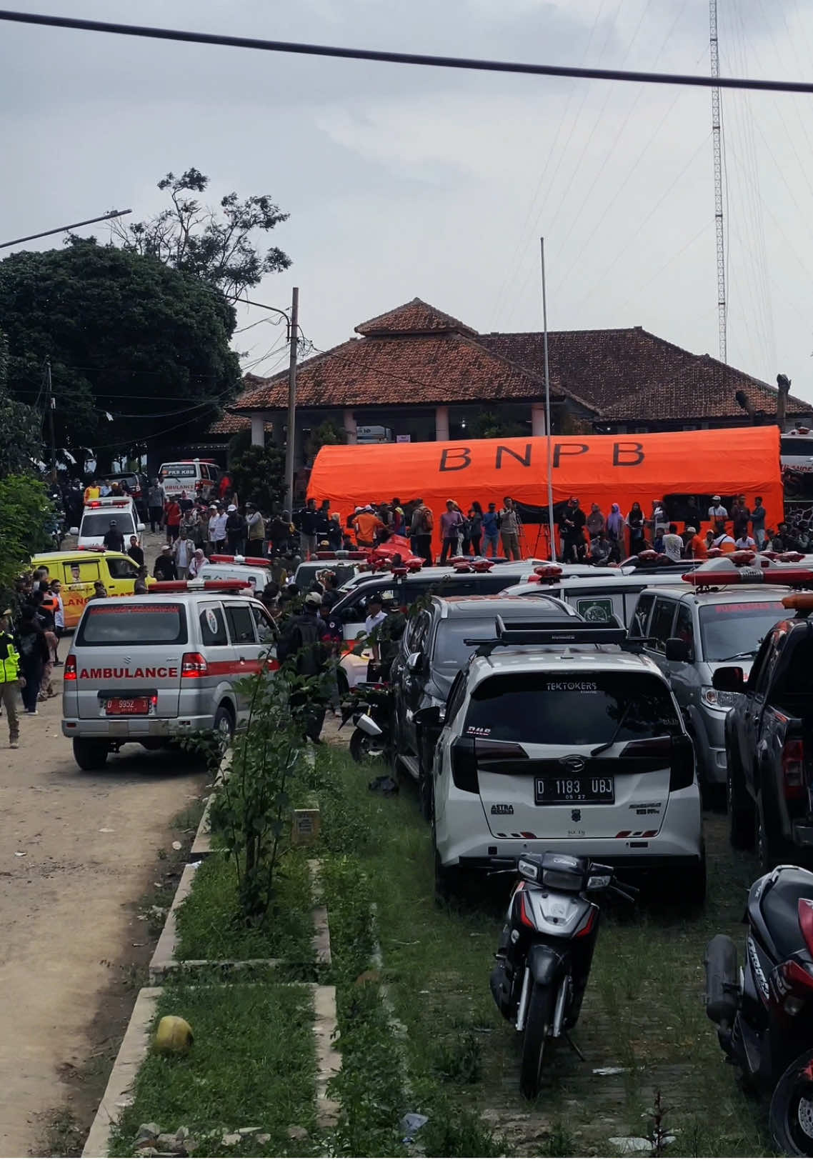Evakuasi keracunan Makan Bergizi Gratis (MBG) yang kedua kali nya di wilayah cipongkor, Bandung Barat.. Puluhan ambulance berlalu-lalang seputaran jalan Cipongkor - Cililin untuk melakukan evakuasi terhadap korban yang terdampak… Kami mohon kerjasamanya kepada masyarakat sekitar untuk ikut membantu kelancaran laju ambulan dengan menepi sebentar dan kami memohon maaf kepada masyarakat sekitar yang terganggu dengan ambulan yang berlalu-lalang yang sedang melakukan evakuasi 🙏🏻  #keracunan #cipongkor #ambulan #makanbergizigratis #fyp  @Crew Ambulance Padalarang 