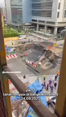 part 1 tanah longsor di bangkok, thailand😱😱😣 kejadian ini di jalan semen depan rumah sakit vajira distrik dusik, Bangkok thailand pada hari ini rabu(24,09,2025) tanah longsor sedalam 50 meter penyebab terjadinya tanah longsor ini karena pecahnya pipa air bawah tana yang memicu longsornya struktur jalan di area proyek perpanjangan jalur MRT purple line. ada juga yang mengatakan kemungkinan lain penyebab terjadinya peristiwa itu disebabkan karena pembangunan kereta bawa tanah yang sedang berlangsung#bencanaalam #fyp #bangkok #fyppppppppppppppppppppppp #beritaterbaru 