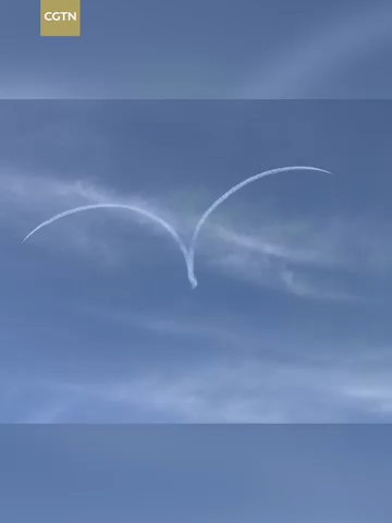Deux patrouilles acrobatiques de l'Armée populaire de Libération (APL) de Chine ont émerveillé les spectateurs lors des journées portes ouvertes 2025 de l'Armée de l'Air de l'APL et lors du Salon aéronautique de Changchun, dans la province du Jilin (nord-est de la Chine).