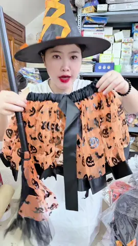 Hoá trang thành phù thuỷ mà yêu ghê luôn nè mẹ #mebimhiendai #mebimsuachamcon #vickidshop #halloween 