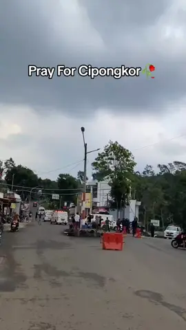 🥀Pray For Cipongkor 🥀 keadaan semakin chaos Semoga lekas membaik dan tidak terjadi hal-hal yang tidak diinginkan🤲 Update terkini pukul 16.48 WIB. 54 Sebelumnya dikabarkan keracunan massal terkait program Makanan Bergizi Gratis (MBG) kembali terjadi di Kabupaten Bandung Barat. Pada Rabu (24/9/2025), ratusan siswa dari sejumlah sekolah kembali dilaporkan mengalami gejala setelah menyantap makanan yang dibagikan. Plt Kepala Dinas Pendidikan Kabupaten Bandung Barat Dadang A. Sapardan menyebut, kasus terbaru ini justru muncul saat pihaknya sedang memantau penurunan jumlah korban sehari sebelumnya. 