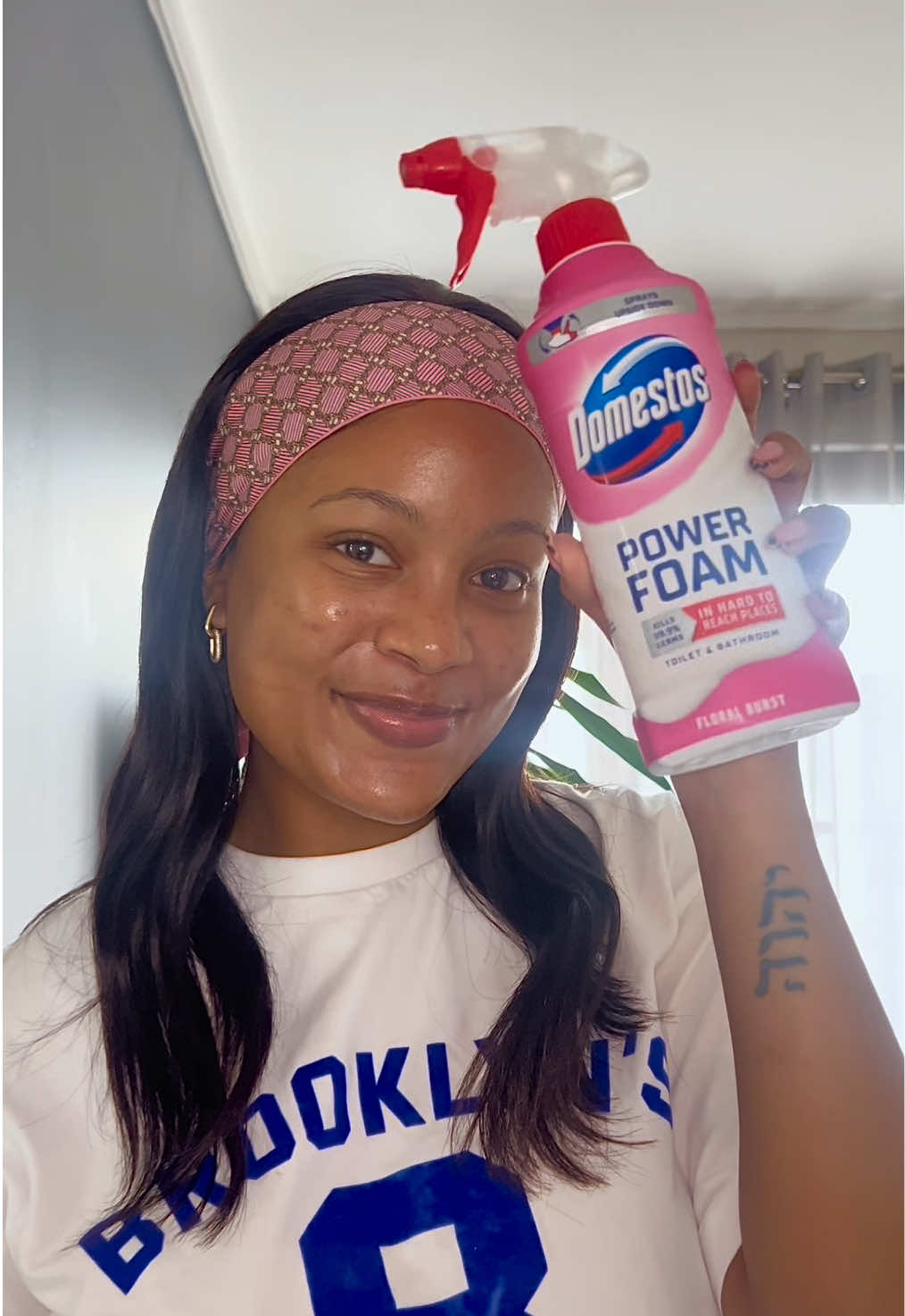 Germs hiding in pesky places? No worries! The domestos power foam can reach them! Cleaning your bathroom has never been easier as now you have a tool to help you, even if you spray it upside down!😁⬆️⬇️ #DomestosPowerFoam #GoodbyeHiddenGerms @Domestos 