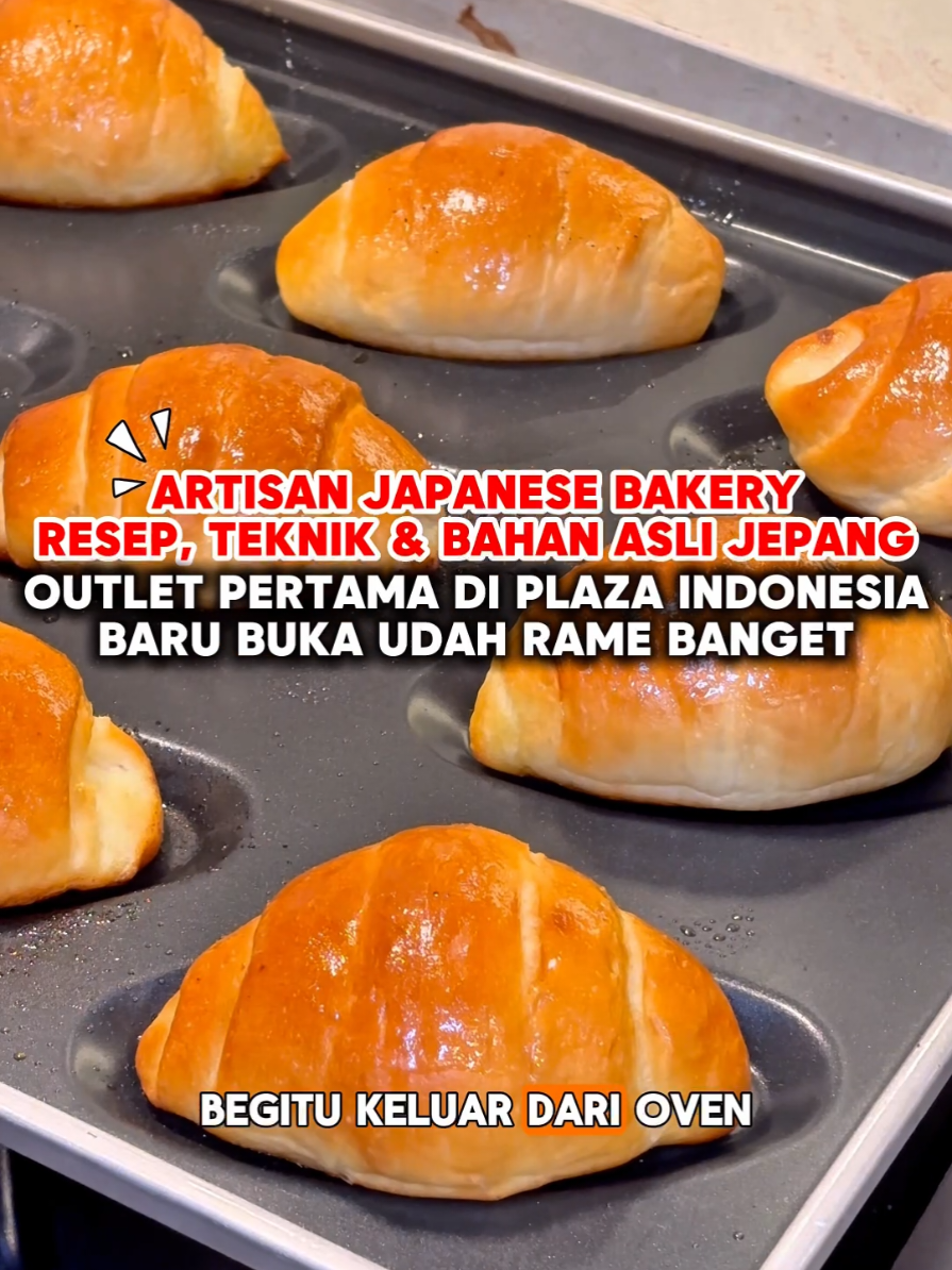 Rela Antri 1 jam !! Enaak !! . Kooma, bakery modern Jepang yang
 terinspirasi dari semangat keterampilan dan inovasi, dengan bangga membuka outlet pertamanya di Plaza Indonesia. . Kooma menghadirkan kreasi roti yang menghormati tradisi artisan, sekaligus merangkul kekayaan cita rasa khas Jepang. . Promo Grand Opening, Kooma menawarkan Shio Pan hanya Rp10.000 (harga normal Rp25.000) pada tgl 23 - 26 Sept 2025. . Buruaan serbuu... 🥰🥰🥰 @koomabakeryid 📍 Plaza Indonesia, Lantai Basement ⏰Buka 10.00 - 22.00 WIB 📕Menu In Frame • Shio Pan • Black Sesame Yuzu • Matcha Coklat Shokupan • Kare Pan With Egg Dll . #kuliner #bakery #koomabakery #plazaindonesia #roti 