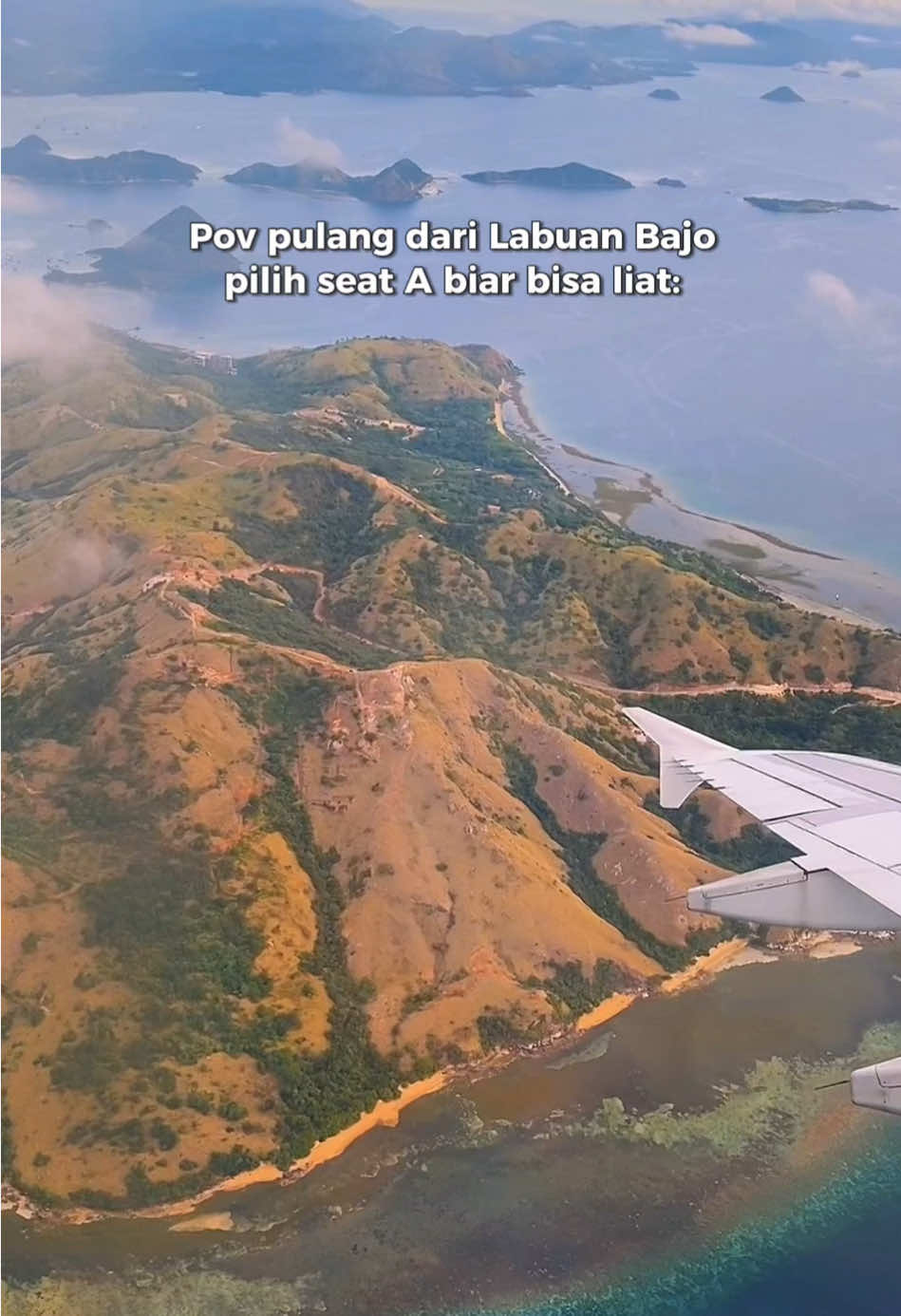 Pulang dari Labuan Bajo wajib pilih seat pesawat A biar dapet view indah ini🥹🫶🏼 #labuanbajo #flores #ntt #airplane #travel 