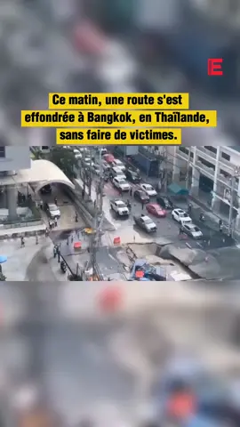 ALERTE INFO : Ce matin, une route s'est effondrée à Bangkok, en Thaïlande, sans faire de victimes. #Info #flash #BreakingNews #information #AlerteInfo 