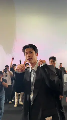 ảnh ngồi ngay trước mặt tui chị em ơi huhuhuhu #NamCuaAnhNgayCuaEm #huaquanghan 
