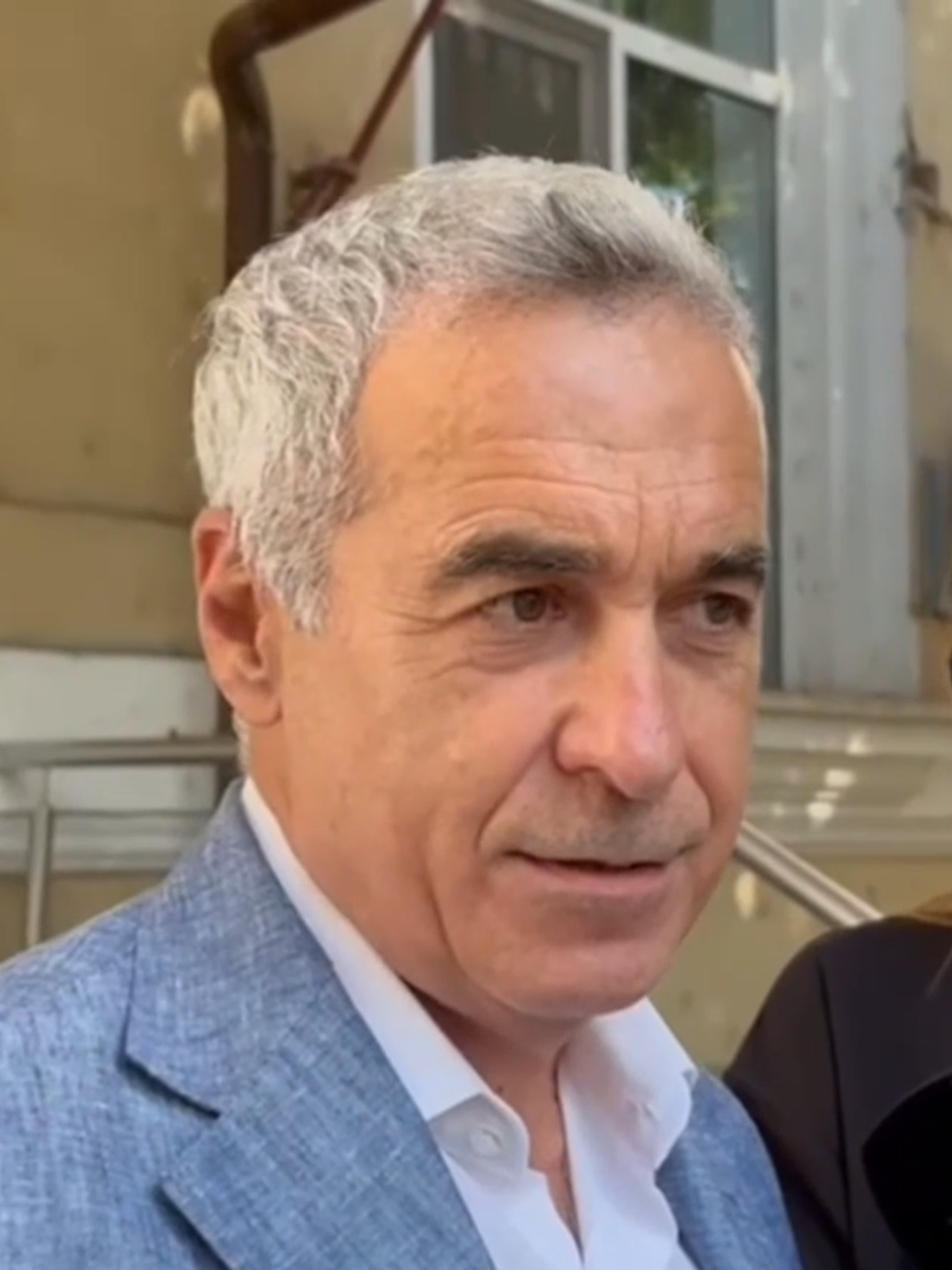 ”În lumina adevărului minciuna se arde singură. Eu vă spun că toată situația de azi va fi dezbătută în manuale la capitolul ”Manipularea Justiției” și asta cu siguranță se va întâmpla. Eu nu comentez acest rechizitoriu, pentru că înseamnă că l-aș valida moral. Mă rezum să spun că acest rechizitoriu este o rușine juridică, o insultă la adresa Justiției și este o execuție publică aidoma anilor 48-50 a dictaturii cominterne-troțkiste în care adversarii politici erau trimiși în judecată pentru uneltire împotriva regimului. Același regim care ne-a terorizat nu doar 40 de ani, ci 80 de ani până în ziua de azi, și spun asta pentru că sistemul oligarhic globalist-sorisist este continuatorul dictatiurii și ai grupării cominterne-troskiste. Am spus cuvântul teroare, teroare reprezintă ceea ce se vrea împotriva mea. Eu prefer să fiu prigonit pentru credință și nu o să mă lepăd niciodată de Hristos, pentru că știu că prin Iisus Hristos vom fi mereu biruitori. Și mai știu că Dumnezeu este totul, este familie, este țară, este demnitate și nimic din toate acestea nu poate fi negociat. Sigur, cine dorește să citească rechizitoriul probabil că va crede în Scufița Roșie, nu găsesc o altă comparație. Nu o spun doar eu asta, o spun în toată media specialiști de prestigiu. Eu ce pot să vă spun, cred că nu există nicio clipă din viața mea pe care acest regim dictatorial să nu îl fi exploatat în cheia codului penal. M-ați întrebat pentru ce sunt acuzat, vă răspund: Sunt acuzat pentru că exist și pentru că împreună cu poporul român, adică unii cu alții și noi toți cu Dumnezeu, am învins sistemul și am câștigat alegerile prezidențiale de anul trecut. Categoric că ce a făcut sistemul este altă treabă. Treaba mea este să vă spun că are ură, are invidie, are viclenie, dar nu are putere, puterea o are Dumnezeu. Acest fapt a fost înnobilat de lecția de creștinism dată de națiunea americană la funeraliile lui Charlie Kirk, care este un martir nu doar al lumii. El nu a vrut să îngenuncheze în fața urii și este erou pentru că a iubit continuu. Iar națiunea americană prin președintele Trump și vicepreședintele Vance au avut discursuri apostolice cu privire la viziunea americană pentru lume, o viziune creștină bazată pe iubire hristică și peste toate, ceea ce am fost extrem de impresionat personal, a fost iertarea. Adică s-au adresat asasinilor politici ai lui Charlie Kirk cu: Iartă-i Doamne că nu știu ce fac! De aceea, națiunea americană este o națiune măreață, curajoasă și demnă să fie urmată, demnă de a fi luată ca exemplu. Personal, mi-aș fi dorit ca poporul român să înțeleagă că această corabie numită România se scufundă și se scufundă nu doar datorită celor care trădează și au puterea, ci și datorită nepăsării multora. Dacă nu ai curaj înseamnă că nu ai credință multă. Cred că a venit vremea să înțelegem greșelile noastre, să le regretăm profund cu mare onestitate și practic acest lucru să ne facă să înșelegem că ”Iartă-i Doamne că nu știu ce fac” este extrem de esențial pentru noi ca oameni și iartă-ne nouă păcatele noastre precum și noi iertăm păcatele dușmanului nostru, greșiților noștri, este mai mult decât important pentru că asta înseamnă că vrășmașii pot fi prietenii noștrii cei mai severi care ne apropie de Dumnezeu. Sub acest aspect nu pot ca român creștin și patriot decât să îmbrățișez cuvintele lui Goga care spunea că o țară nu trăiește doar prin hotarele ei, ci prin iubirea celor ce o iubesc și prin inima lor”, a spus Călin Georgescu. #romaniainformatacorect #romaniainformata #romania #fyp